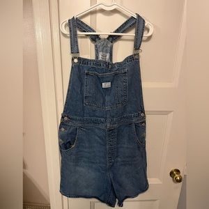Levi’s shortall. Size XL Womens. Excellent condition
